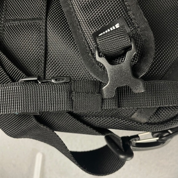 Thule Accent Convertible Laptop Bag Backpack 17L Business Travel Ballistic Nylon - Picture 6 of 16